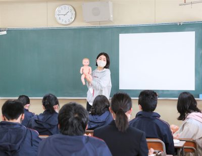 八尾市立成法中学校<br>SDGs出前授業<br>「赤ちゃんお世話体験」