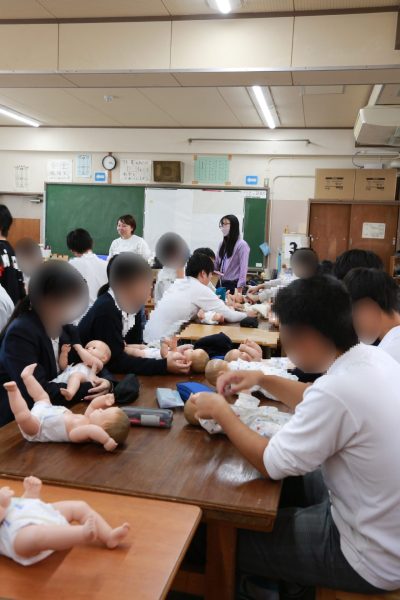 東大阪市立中学校<br> SDGs 出前ワークショップ<br> 「赤ちゃんお世話体験」