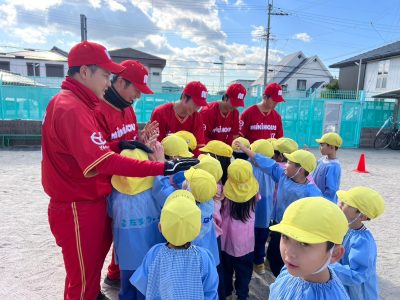 硬式野球部　保育園児と楽しむ「ティーボール教室」